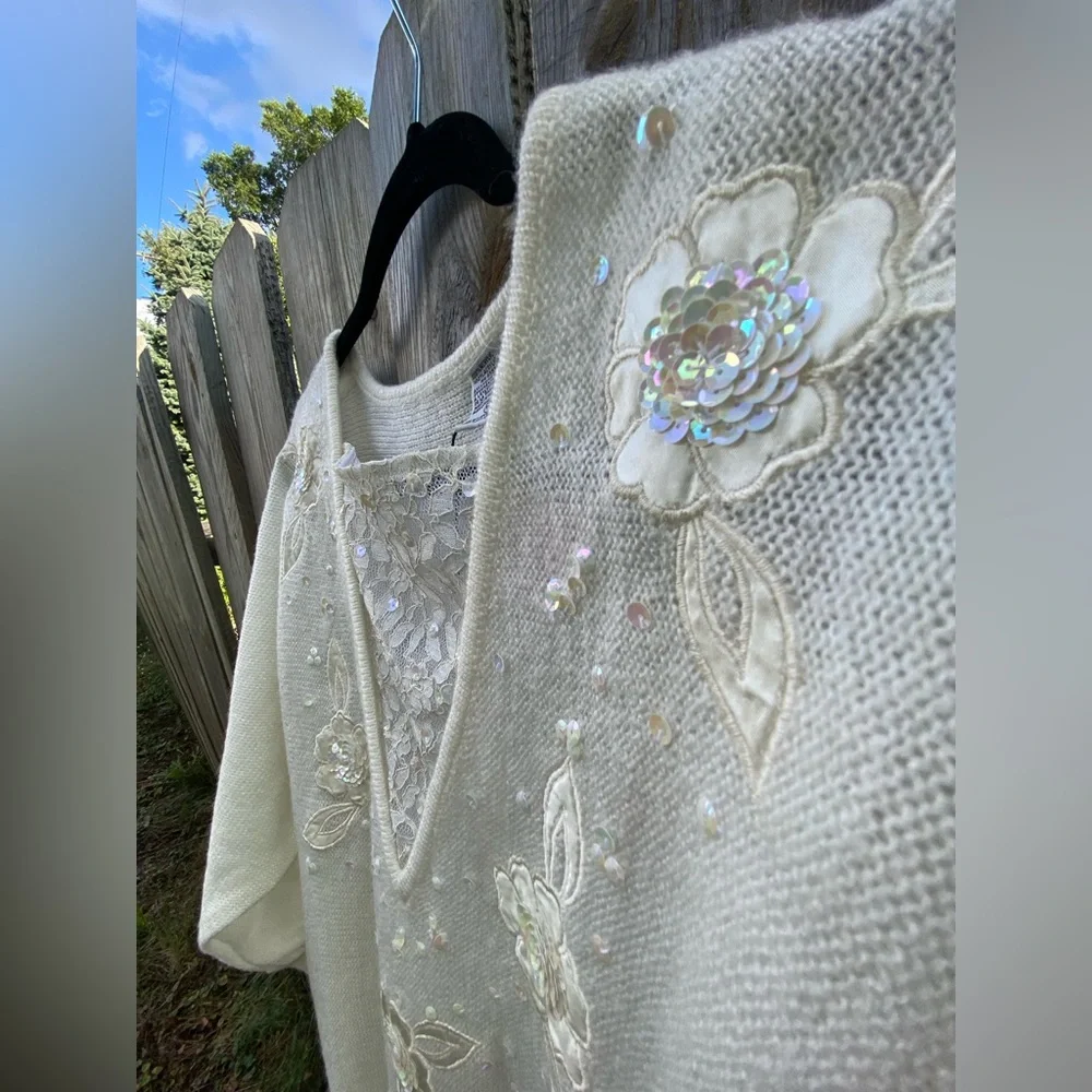VINTAGE MID CENTURY WHITE FLORAL SEQUINS V NECK BATWING SLEEVE SWEATER-CLASSIC S